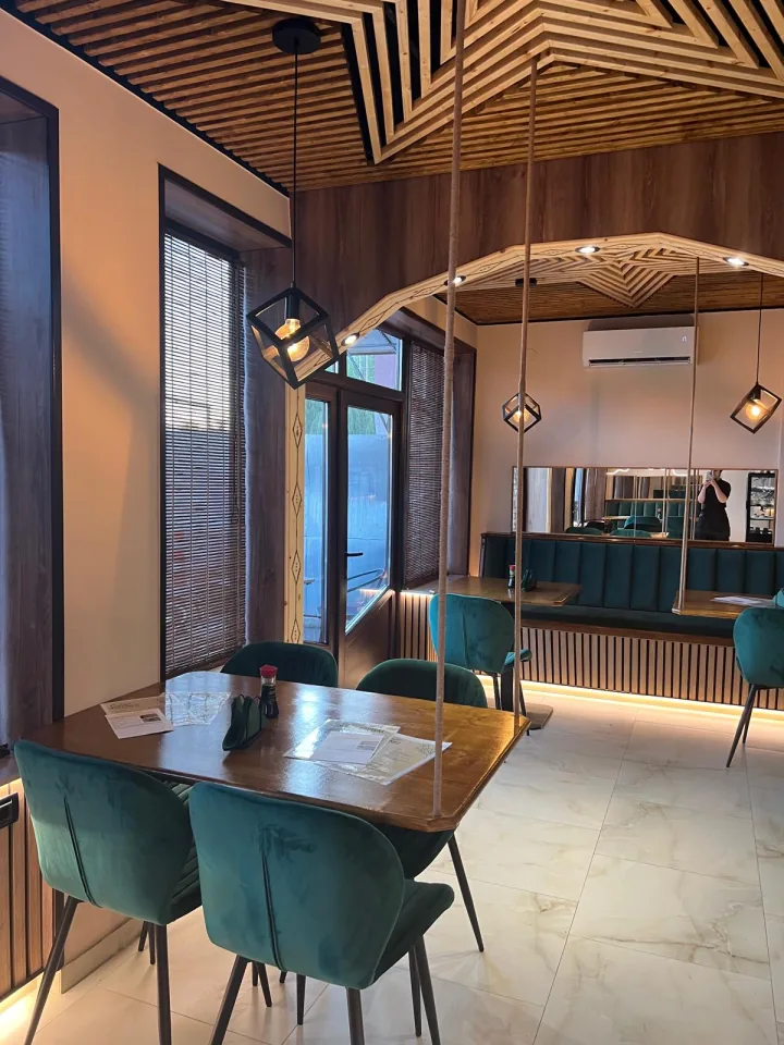 Sala de mese Gust Japonez, cu arcada și mesele din lemn